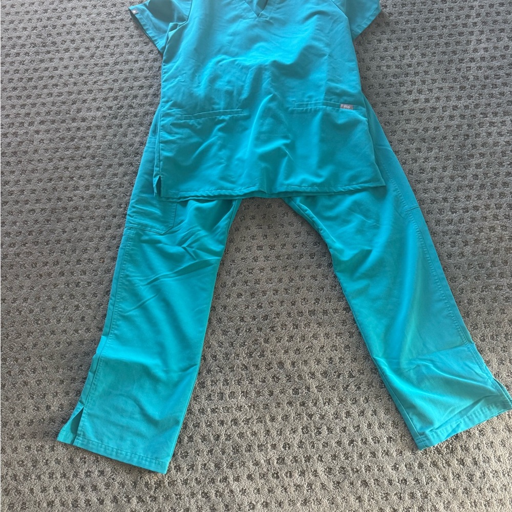 Figs Vibrant teal Scrub Set. Sold as a set.  Great condition.